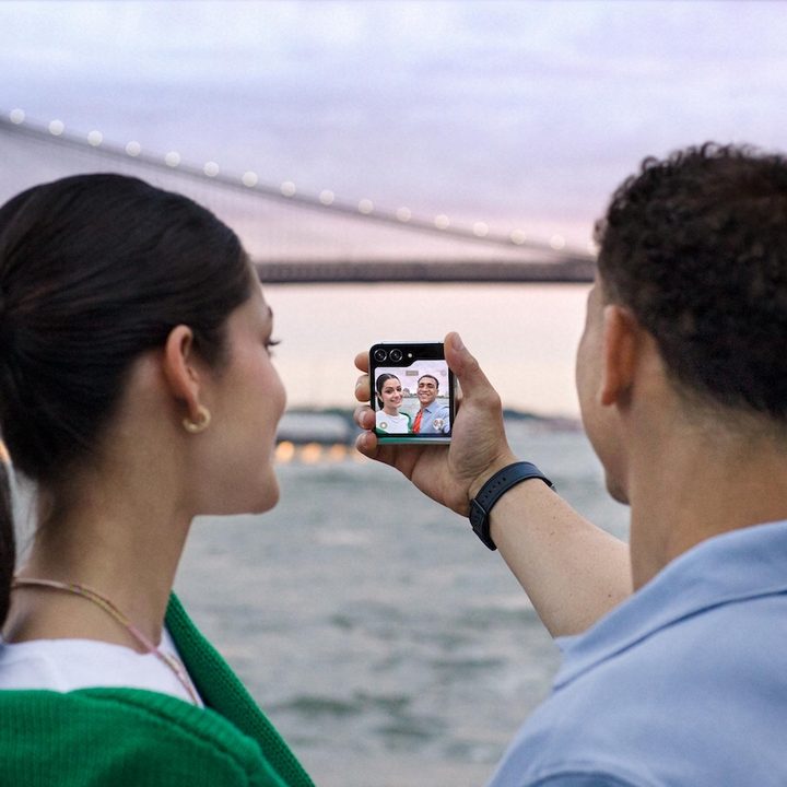 Una persona sosteniendo el Samsung Galaxy Z Flip 5.