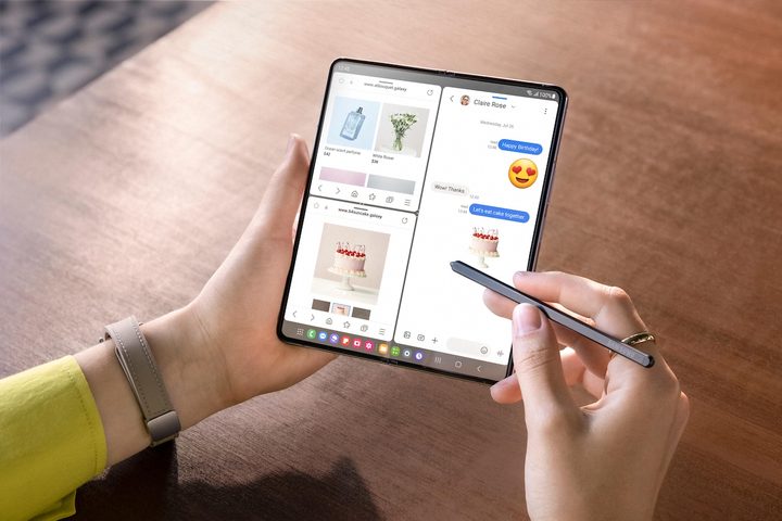 Una persona sosteniendo el Samsung Galaxy Z Fold 5 y el S Pen.