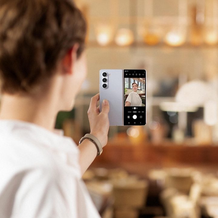 Una persona sosteniendo el Samsung Galaxy Z Fold 5.