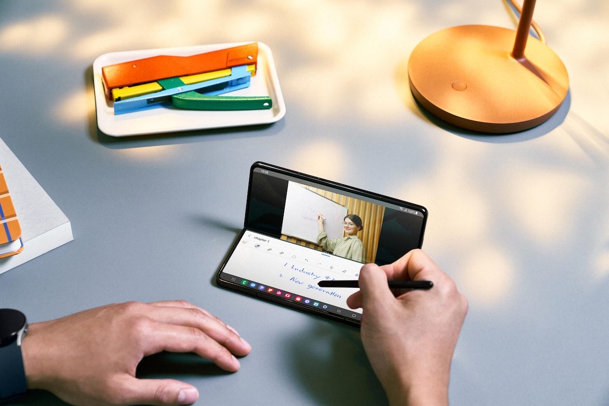 Una persona sosteniendo el Samsung Galaxy Z Fold 5 y el S Pen.