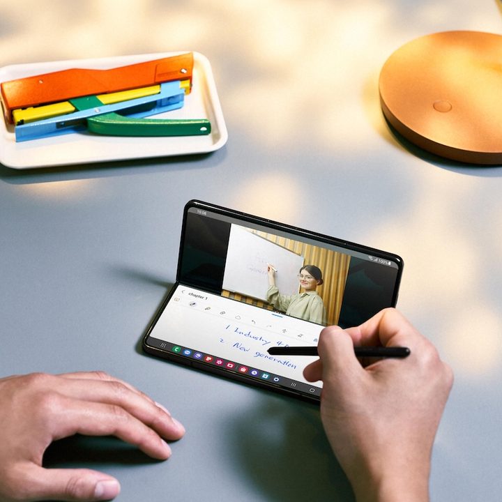 Una persona sosteniendo el Samsung Galaxy Z Fold 5 y el S Pen.