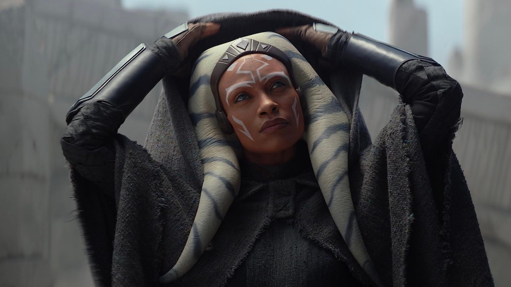 Rosario Dawson protagoniza Star Wars: Ahsoka (2023) – Todo lo nuevo en Disney Plus en Agosto de 2023.