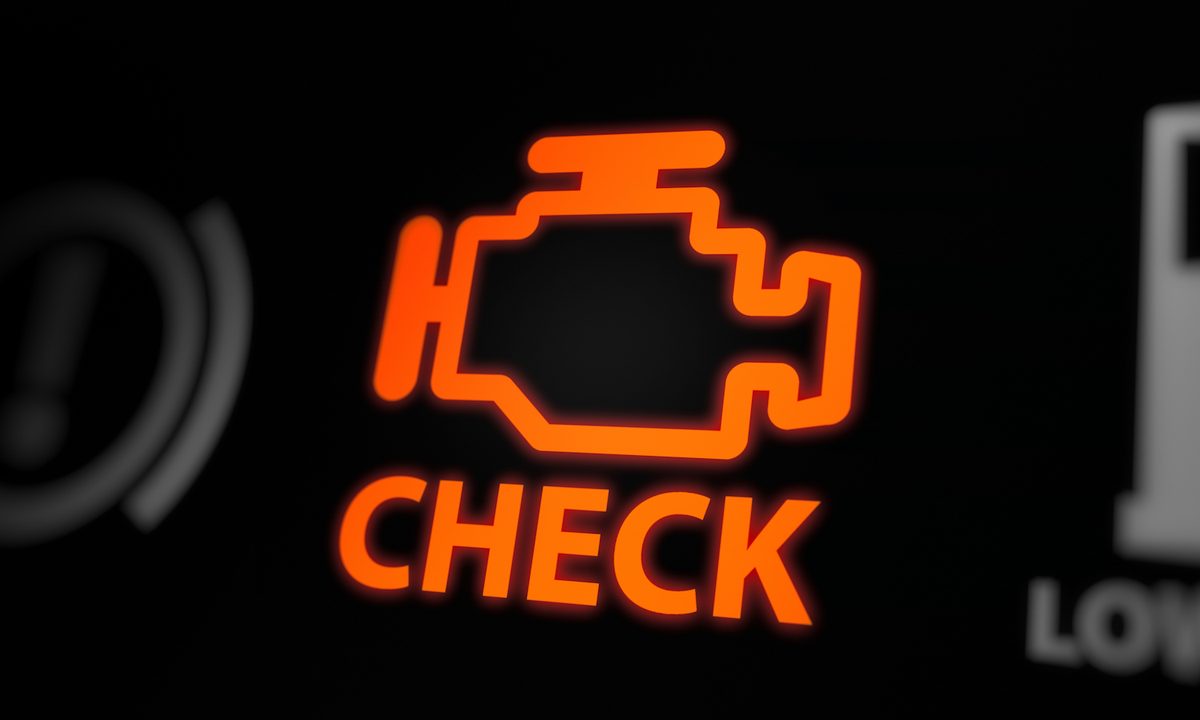 Luz de Check Engine encendida en el tablero de un vehículo – ¿Por qué se enciende la luz de Check Engine en tu auto?