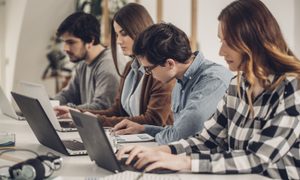 Grupo de estudiantes con laptops – Las mejores laptops del mercado para estudiantes.