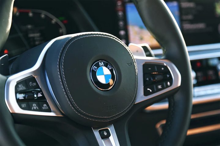 Volante con el logo de BMW