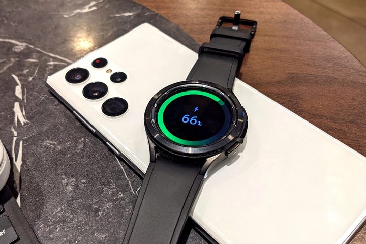 Galaxy Watch cargándose con un Samsung Galaxy.