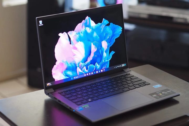 Acer Swift X 14 sobre una mesa negra.