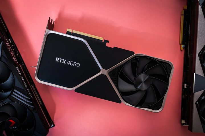 GPU RTX 4080 sobre un fondo rosa.