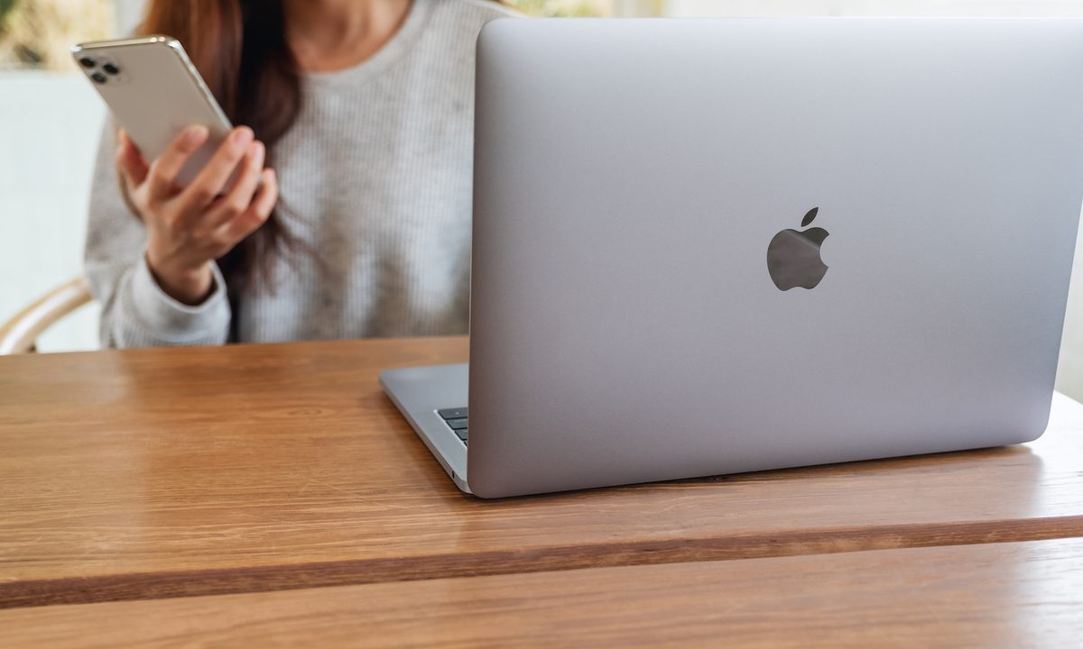 windows 10 macos chrome os comparativa jun 16th 2020  a woman holding and using iphone 11 pro max smart phone with apple macb