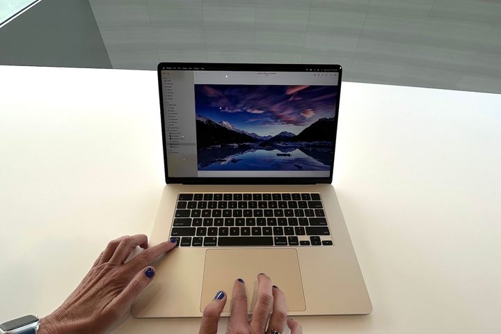 Mujer mostrando el nuevo MacBook Air 15 en el Steve Jobs Theater.