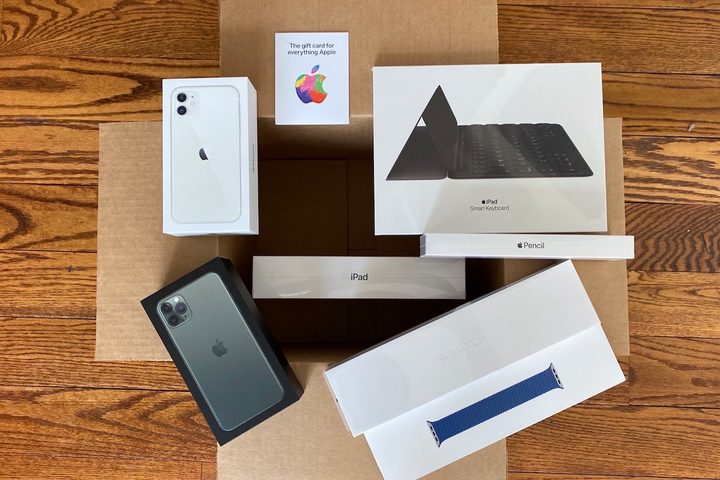 Caja con productos Apple