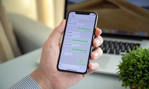 iPhone con chat de WhatsApp.