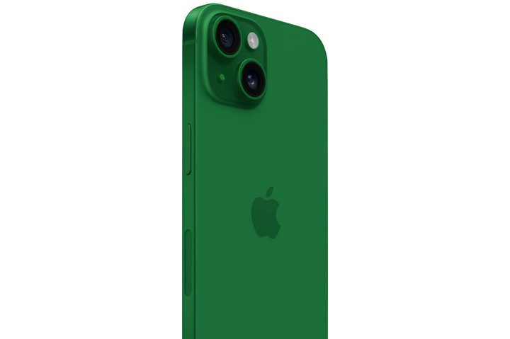 iPhone 15 en verde bosque