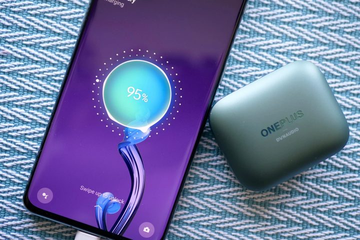 OnePlus 11 con carga rápida usando USB C.