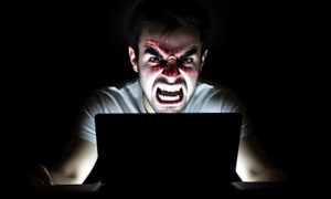 actualizar google one pesadilla shot of a young man using laptop with an angry face projected onto the screen
