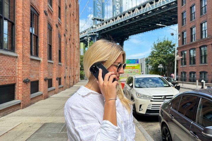 Mujer hablando por el iPhone 15 Pro