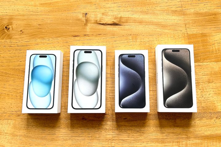 iPhone 15 Pro Max, iPhone 15 Pro, iPhone 15 Plus y iPhone 15 sobre sus cajas y en una mesa.