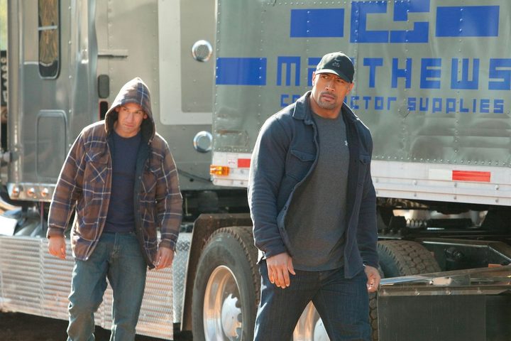 Jon Bernthal y Dwayne Johnson en Snitch (2013).