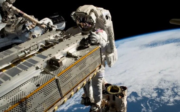 como ver caminata espacial estacion buscar microbios astronauta