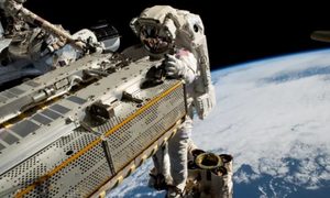 como ver caminata espacial estacion buscar microbios astronauta