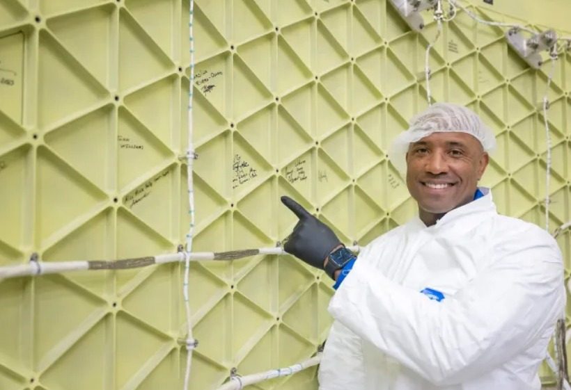 astronautas firman cohete artemis ii victor glover firma