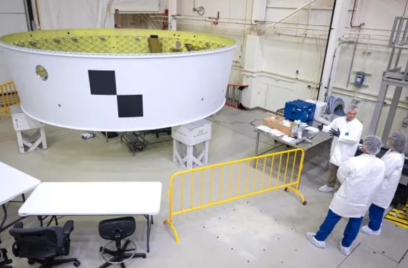 astronautas firman cohete artemis ii de la nasa