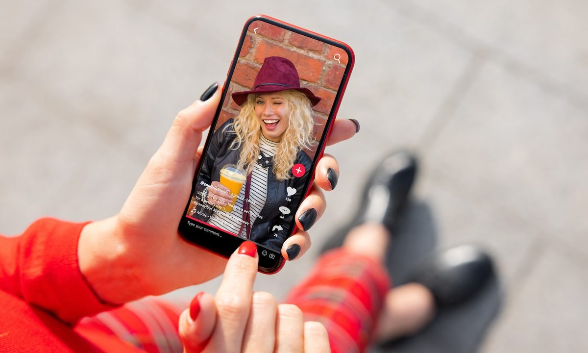 Cómo revisar tu historial de reproducciones en TikTok.