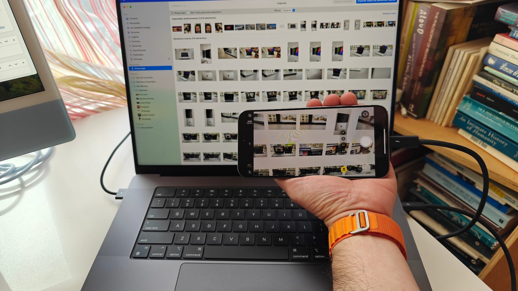 MacBook Pro 16 M3 Max y iPhone 15 Pro Max conectados mediante un cable Thunderbolt 4.