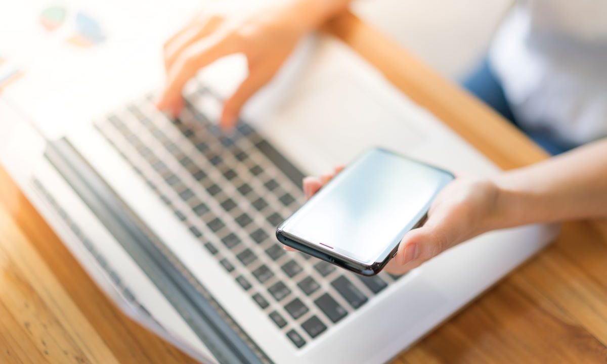 como controlar tu pc desde celular mano mujer negocios graficos financieros telefono movil sobre computadora portatil tabla