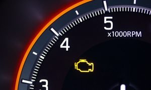 10 razones por las que se enciende la luz de Check Engine en tu auto.
