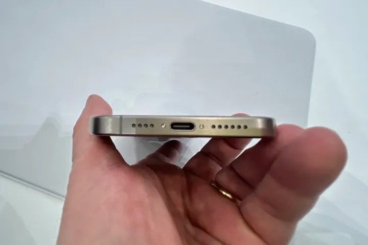 El nuevo puerto USB-C del iPhone 15.