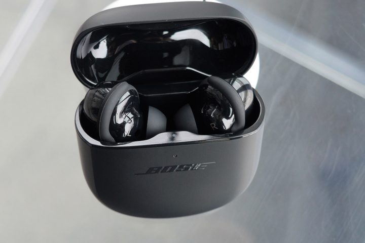 Los audífonos Bose QuietComfort Earbuds II con su estuche de carga.