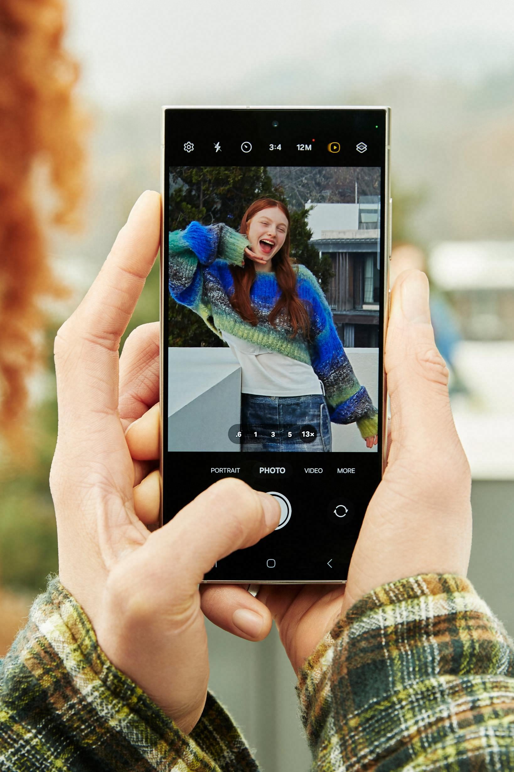 samsung galaxy s24 ultra lifestyle image ai zoom li