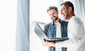 programas imprescindibles pc windows dos hombre negocios feliz trabajando computadora portatil