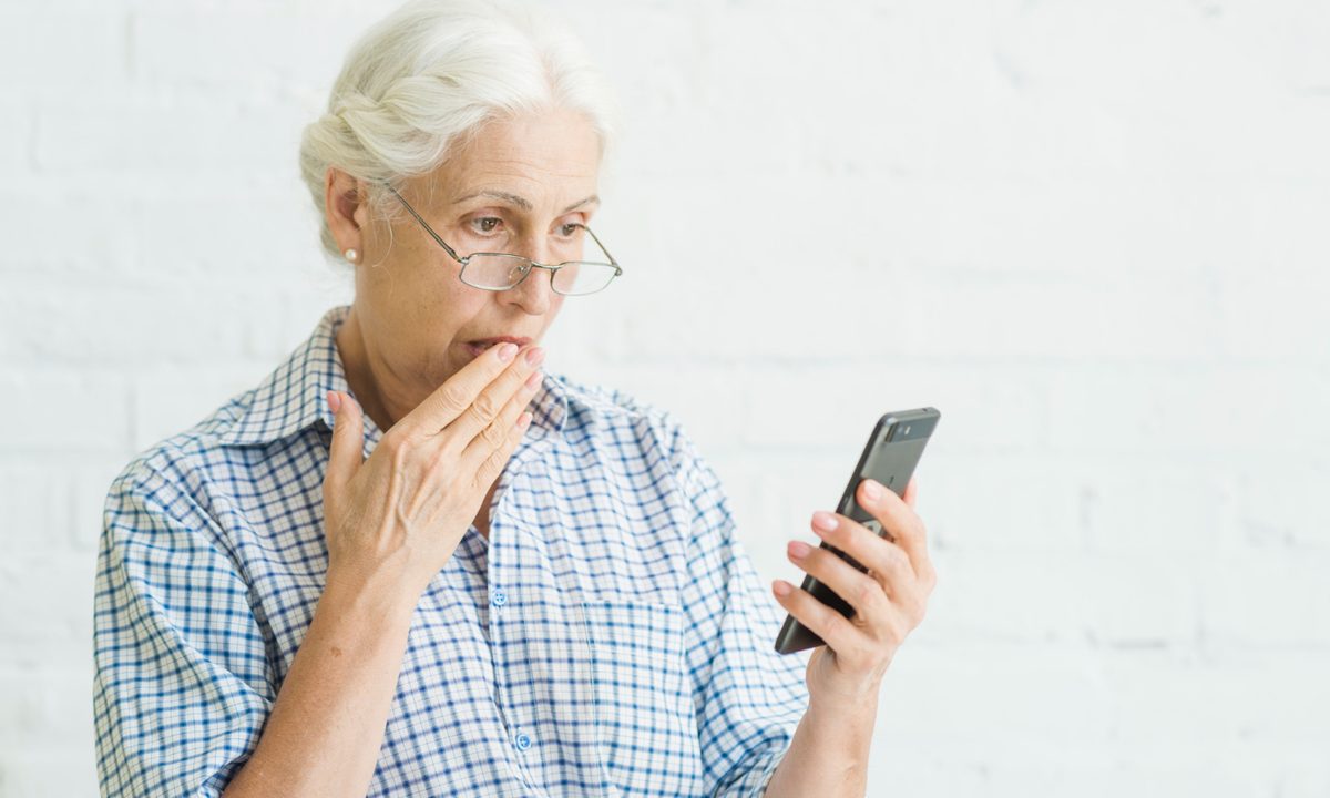 Abuela usando un celular-cara sorprendida