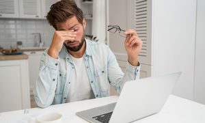 cinco ajustes windows aliviar fatiga visual varon adulto casual trabajando casa