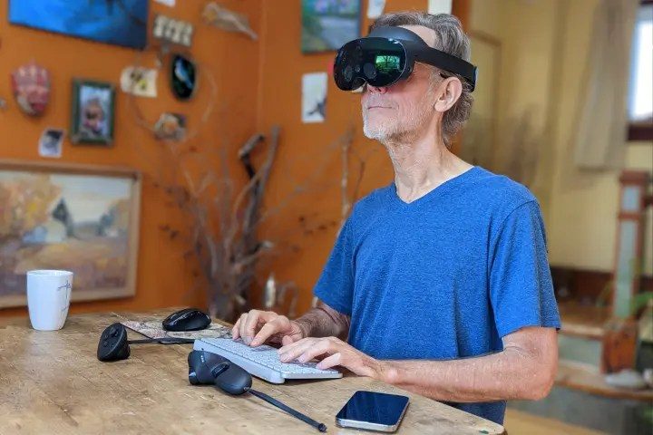 Alan Truly escribe usando un Quest Pro con un teclado y un mouse emparejados.