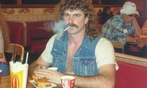 Hombre fumando en McDonald's