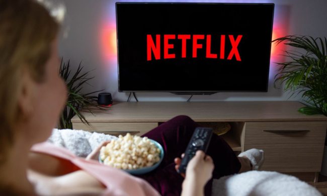 Una persona viendo Netflix en su televisor comiendo palomitas de maíz.