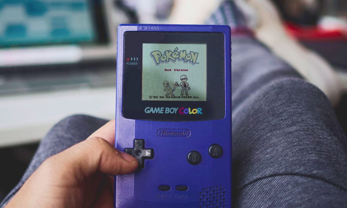 Una persona sosteniendo un Game Boy Color.