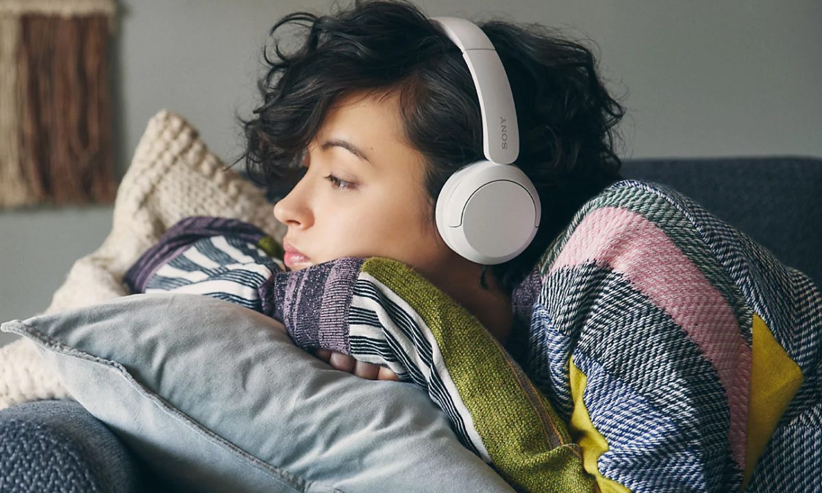 Una persona vistiendo unos audífonos Sony.