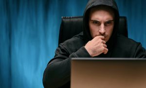 Un hombre preocupado utilizando su laptop.