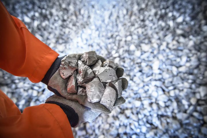 Una persona con titanio en sus manos.