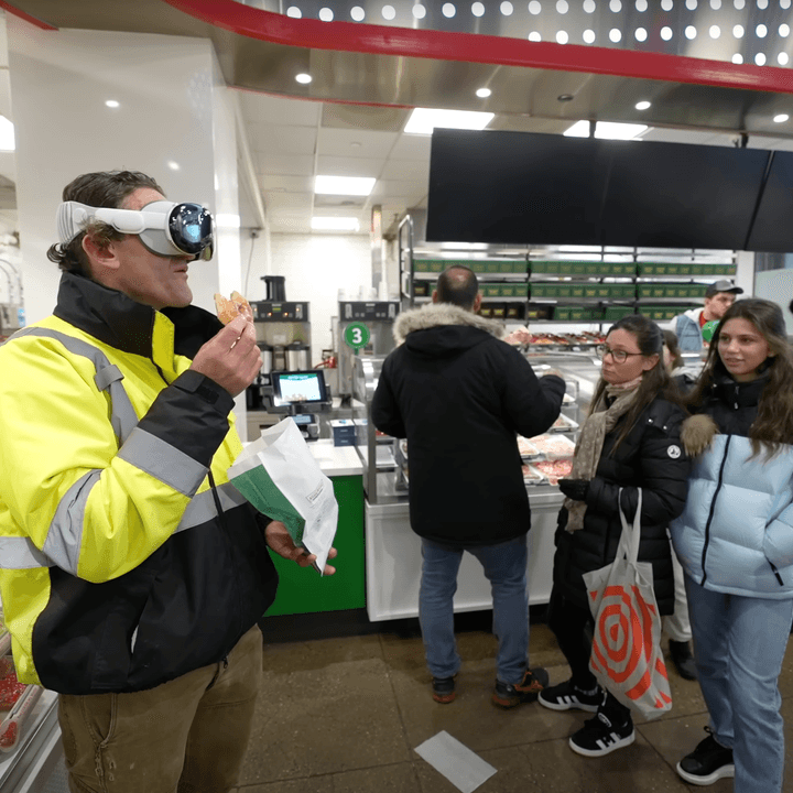 Casey Neistat con un Apple Vision Pro en una tienda de Nueva York.