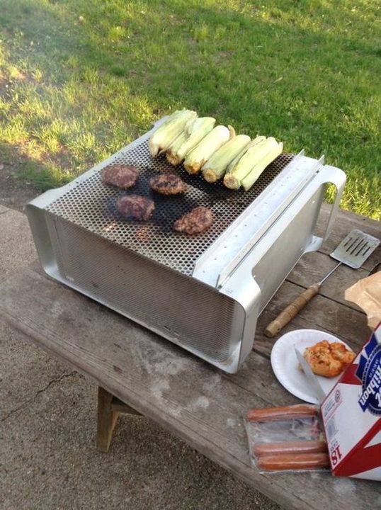 Un asador hecho con el gabinete de una Mac.
