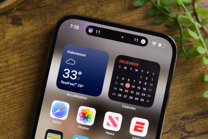 Resultados deportivos de un partido de la NBA mostrados en Dynamic Island de un iPhone 14 Pro.
