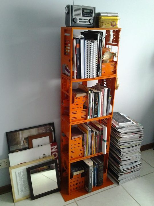 Un librero hecho con un gabinete de PC.