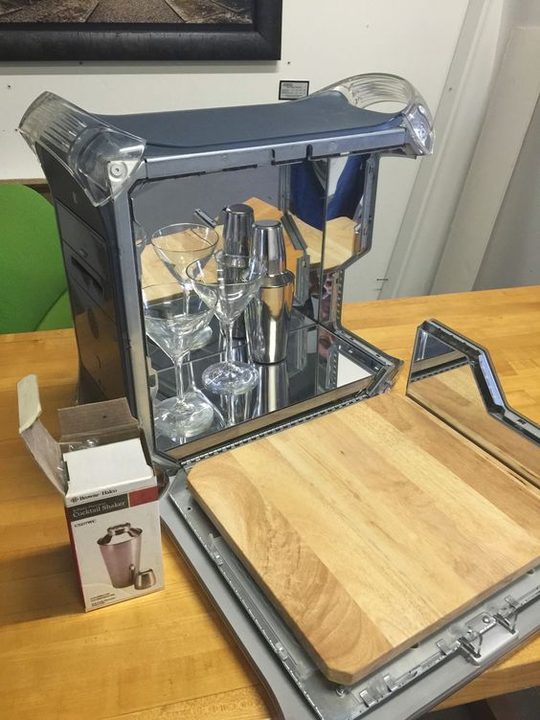 Un estuche de mixología hecho con un gabinete de PC.