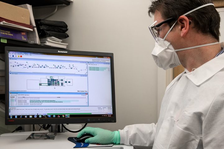 Un profesional de la medicina utilizando un computador.