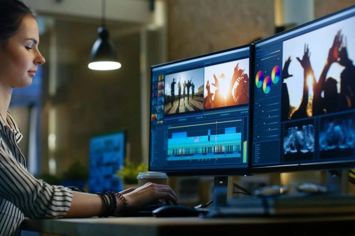 Una mujer editando un video en el computador.